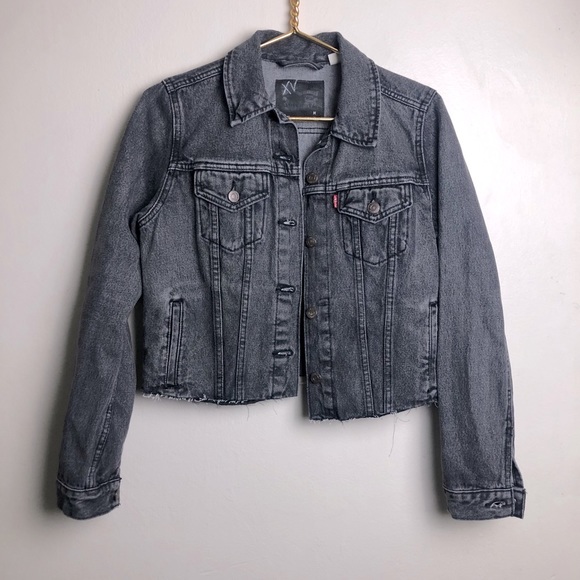 Black Levi’s cropped denim jacket